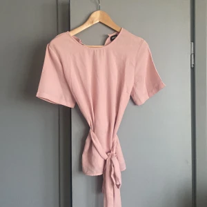 Topp - Rosa topp med knytning i midjan från bubbelroom i stl 40