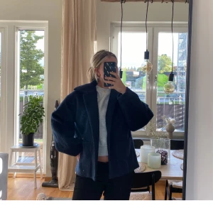 Kort kappa monki - Kort kappa blå, från monki köpt i våras men inte använd så mycket helt slutsåld överallt❤️