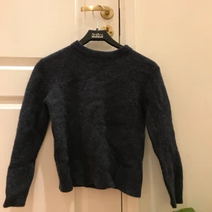 Ull tröja - En gosig ull tröja perfekt till vintern i färgenmörkblå. Storlek 140 kontakta vid intresserad  