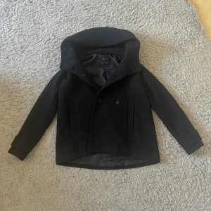 Zara kappa - Säljer den här kappan från zara, har använt den 2 gånger, så jackan är som i nytt skick. Kontakta mig om du vill ha fler bilder på jackan. Priset kan diskuteras.