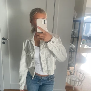 Vit jeans jacka  - Vit jeans jacka från ginatricot köptes för 400kr:)  Passar en xss men är storlek xs  Köparen står för frakten💓
