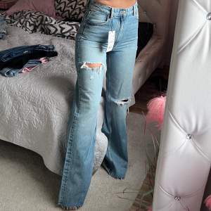 Zara jeans i storlek 36, helt ny och oanvänd , prislapp sitter kvar! Kontakta mig för flera bilder 💕