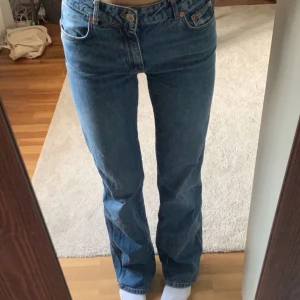 Lågmidjade jeans - Lågmidjade jeans från zara!  Bra skick 💕