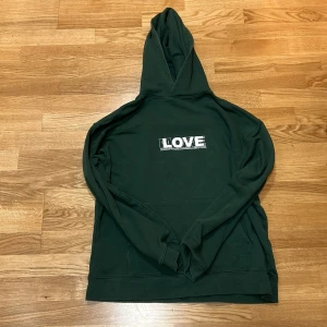 Official Gallery hoodie - En hoodie ifrån märket official gallery. Tröjan är i fint skick och i storlek L.