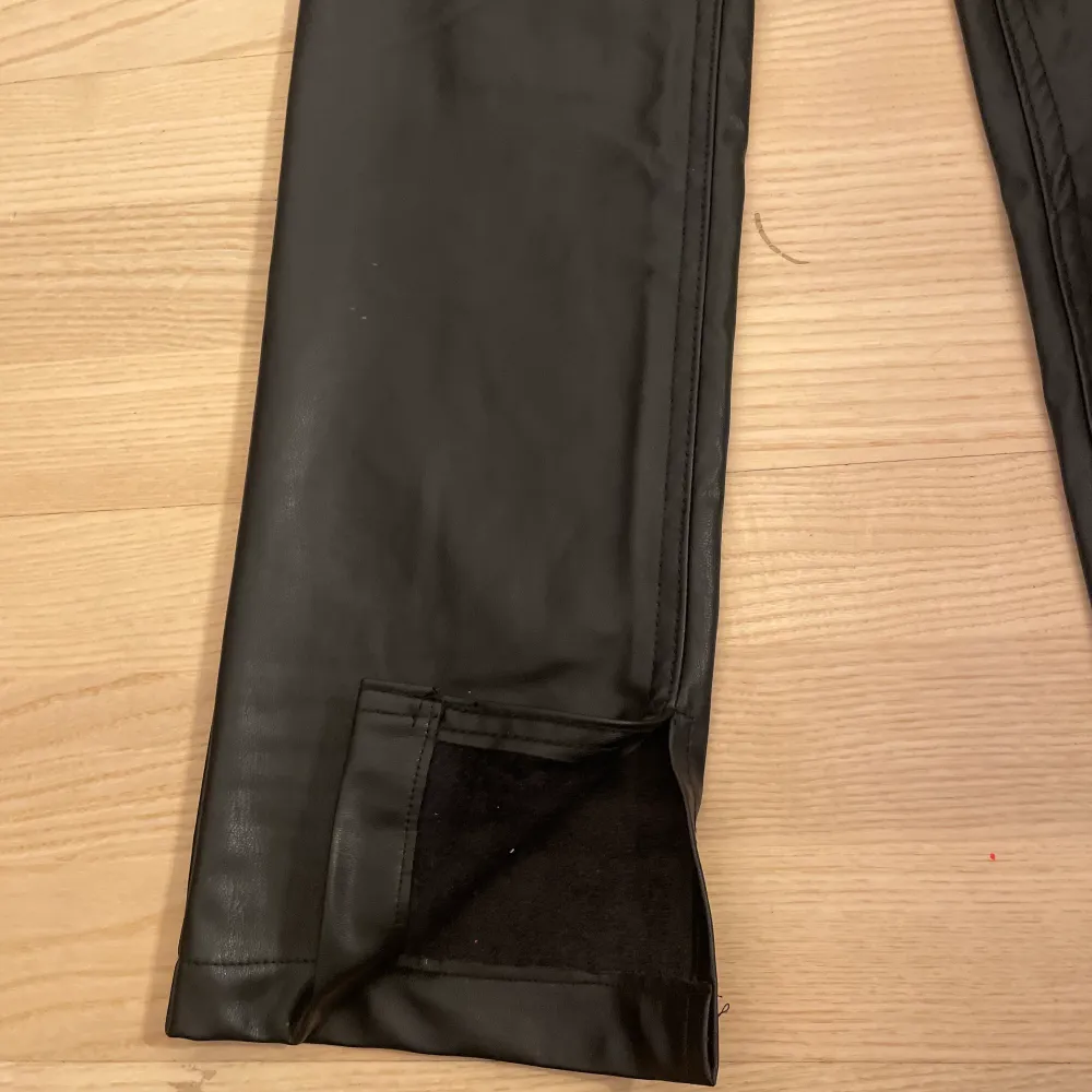 Helt oanvända Skinnbyxor med slits som jag dessutom betalat en skräddare att sy upp de lite. Säljer för 150kr i storlek s. Farkut & Housut.