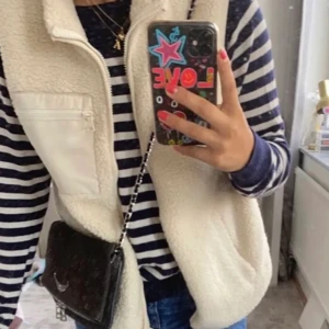 Teddy/ pile väst - En jättefin väst ifrån Lindex som inte går att köpa längre. Storlek S ☺️