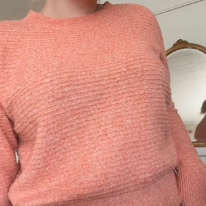  söt stickadtröja  -  säljer den är jätteskön och jätte söta stickade tröjan då den inte är min stil längre . Köparen står för frakten