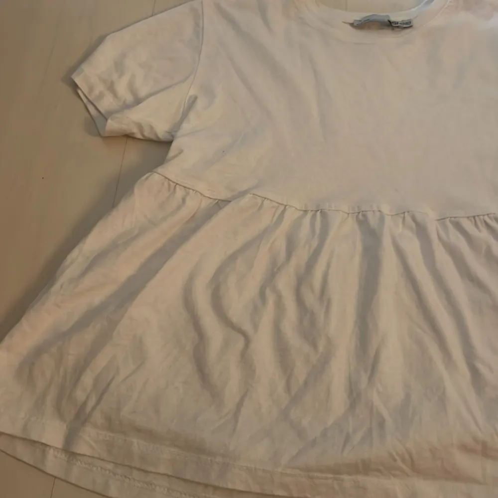 Säljer en vid tröja med volang från lager 157 💞 använd ca 3 gnr . T-shirts.