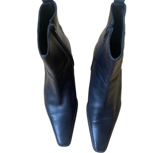 Stilrena svarta boots  - Stilrena svarta klackar/boots, använda en gång. Perfekt för vintern! 