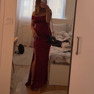 Klänning - Jag säljer min klänning som jag hade till balen, jag har använt den 1 gång. Jag köpte den från nelly för ungefär 900kr.