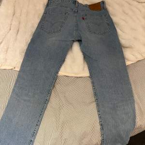 Säljer mina levis Jeans då blivit för små. Dom är använda Max 3 gånger. Köpta för 1300kr. Hör gärna av dih för mer bilder eller frågor.