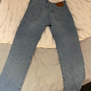 Levi’s jeans - Säljer mina levis Jeans då blivit för små. Dom är använda Max 3 gånger. Köpta för 1300kr. Hör gärna av dih för mer bilder eller frågor.