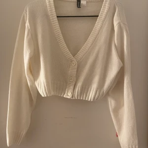 Kofta från H&M st S - Köpr på H&M. Nästan aldrig använd, väldigt skön och sticks inte💖