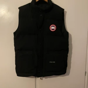 Canada Goose väst - Säljer av en del av mina märkeskläder som jag samlat på mig genom åren, Denna freestyle crew väst är köpt på NK för 4599kr hösten 2020.  Den är i väldig bra skick inte använd mycket alls. storlek L Tjockare modellen 