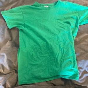 Grön t-shirt, inget tryck, använd.