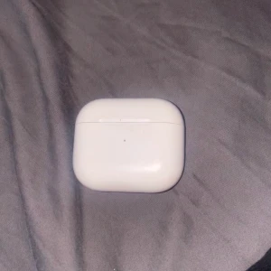 air pods pro 3 (bara skalet) - säljer pga ingen användning för dom eftersom jag inte har lurarna. skriv för mer information och bilder om de behövs. pris kan diskuteras (dom är äkta) original pris för bara skalet är 1099kr och med lurar ca 2400kr