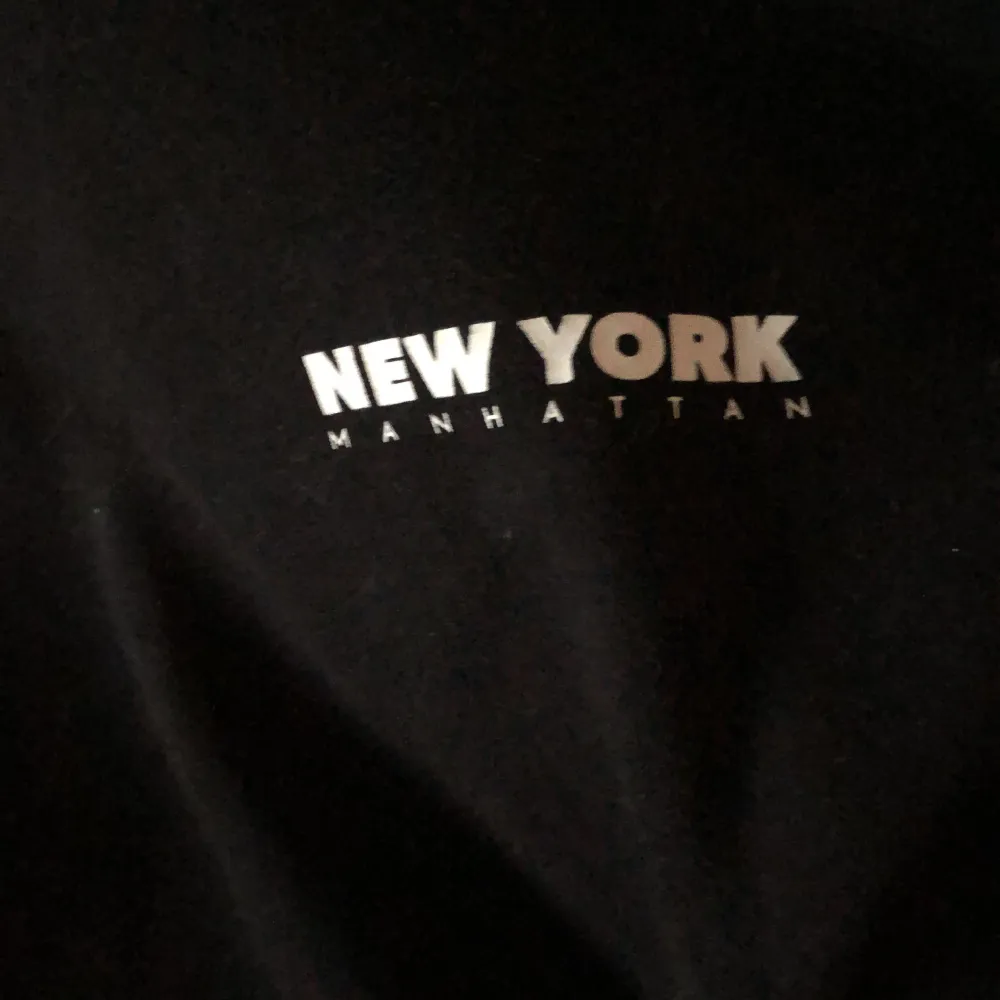 En svart Hoodie med texten ” New york Manhattan” på framsidan och ” seven cities” på luvan. Endast använd några få gånger.  Priset kan diskuteras vid snabbt köp.. Hoodies.