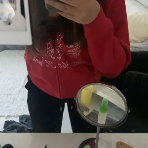 Kofta - Röd sip up hoodie med paljetter, använt fåtal gånger. Ordinarie pris 649kr och säljer den för 399kr plus frakt (färgen röd finns inte kvar på hemsidan).