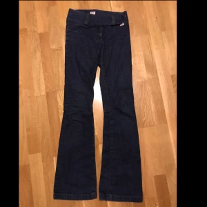 Miss sixty jeans (lågmidja) - Så snygga miss sixty lågmidjade bootcut jeans som tyvärr var för små när jag fick hem dom, de har inga bakfickor och nice dragkedjor vid benen! Storlek us 26 men skulle säga att de är mer åt 25! 103 cm långa💞