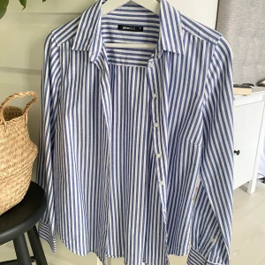 skjorta - Superfin skjorta från Gina, inga defekter! Fraktpris kan diskuteras.