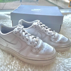 Nike air force 1 Low junior  - Säljer mina Nike air force då jag köpt nya. Använda en del, därför tillkommer frakt i detta pris. Storlek 35,5 men skulle säga det passar dig som har storlek 35 och 36. 