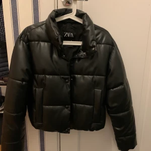Zara jacka - Helt oanvänd jacka från zara, köpt förra året.💕