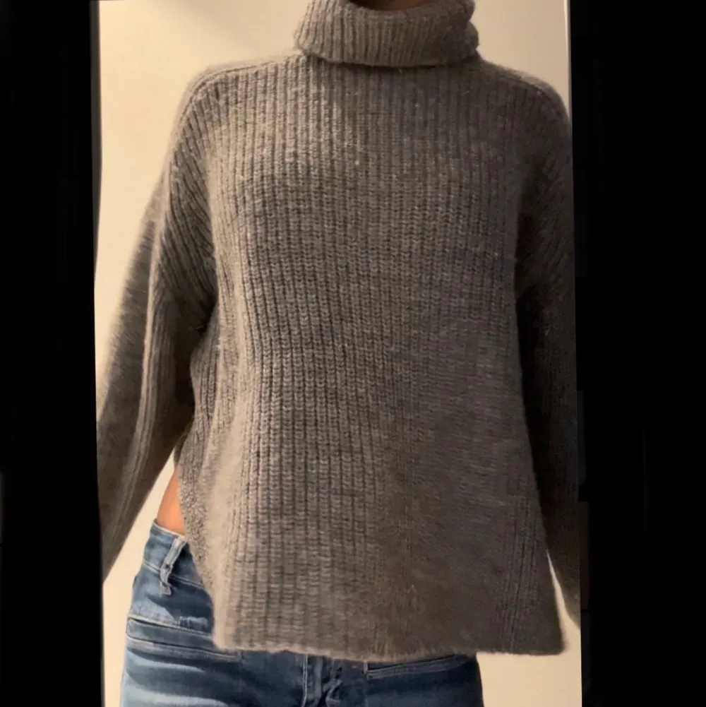 Stickad polotröja från Isabel Marant, nypris 2500kr. Hupparit & Collegepaidat.