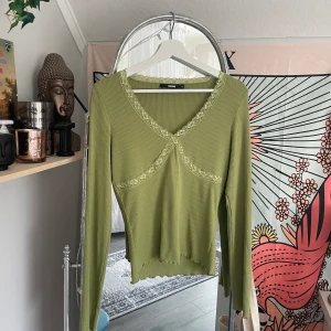 Tröja - Jättefin tröja köpt på plick, från bikbok! Finns en deofläck som jag lätt kan ta bort innan fraktning. Köparen betalar för frakten och katt finns i hem❤️‍🩹