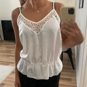 Vitt linne  - Så sött vitt linne med spets, inga lappar kvar men tror den är strl s, fint skick 🤎 frakt 45kr