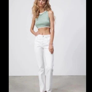 Vita midrise straight jeans  - De populära midrise straight jeansen från zara i en vit färg🤍