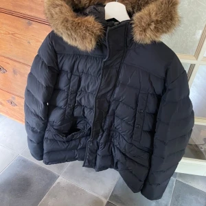 Moncler jacka - Skön vinterjacka i size 4, givetvis äkta. Legitcheck går att ordna. Har endast provat den, köpt i en monclergrupp på fb.