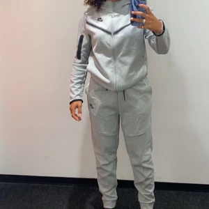 Nike tech fleece - Barnstorlek XL i både byxor och koftan, passar bra på mig som är över 160. Köpt för nästan 2000kr och använd ytterst lite. säljer för 1.300kr ungefär vad en vuxen ny kofta kostar och här får ni hela setet.