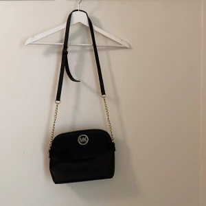 Svart Michel Kors väska - Svart Michael Kors väska med guld detaljer, utmärkt skick! 