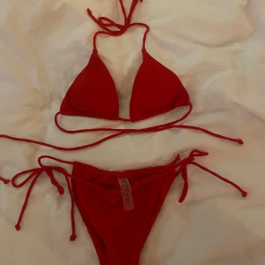  bikini  - En jätte snygg röd bikini som tyvärr är för liten för mig! Storlek S men skulle säga mer XS då den är väldigt liten i bysten! Frakt betalas av den som köper varan!🥰