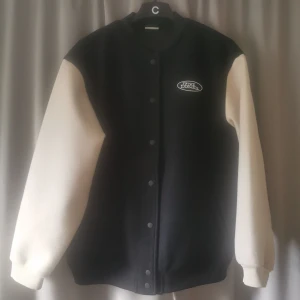 No Fear varsity jacka  - No Fear varsity jacka i strl small från hm säljes. Endast använd ett fåtal gånger så i kanonfint skick. Köparen står för frakten. 