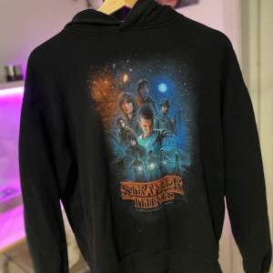 En stranger things hoodie från pull & bear, storlek s/m. knappt använd 🌸 FRAKT ÄR MEDRÄKNAT I PRISET