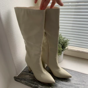 Klackar Bianca x Nelly  - Jättesnygga klackar från Bianca x Nelly! 🤍🤍 säljes då de inte kommer till användning. 💗storlek 38, normal i storleken 💗kan skickas eller mötas upp i jönköping  💗står inte för postens slarv  💗köparen står för frakten. priset beror på vikten 