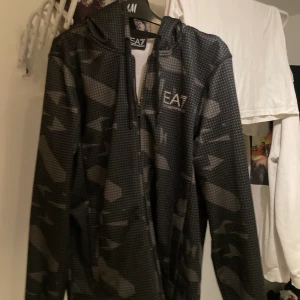 Emporio Armani tröja - EA7 tröja i storlek MEDIUM. Inga hål i tröjan men reflexerna på ryggen har lossnat på vissa ställen.