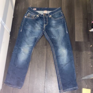 True religon jeans -   LÄGGER UT IGEN PGA OSERIÖS KÖPARE) Skit snygga baggy true religon jeans köpta från stöld med skit snygg stitching. Kontakta för mer bilder eller frågor 