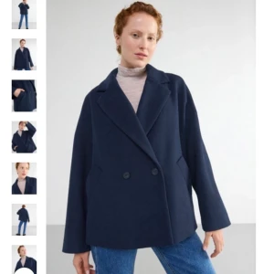 Blå kappa - Blå slutsåld jacka i ullblandning ifrån Lindex i storlek S, aldrig användning