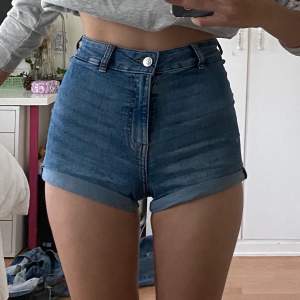 snygga basic shorts i stretchigt jeans-material, ”benen” är något uppvikta så kan göras längre