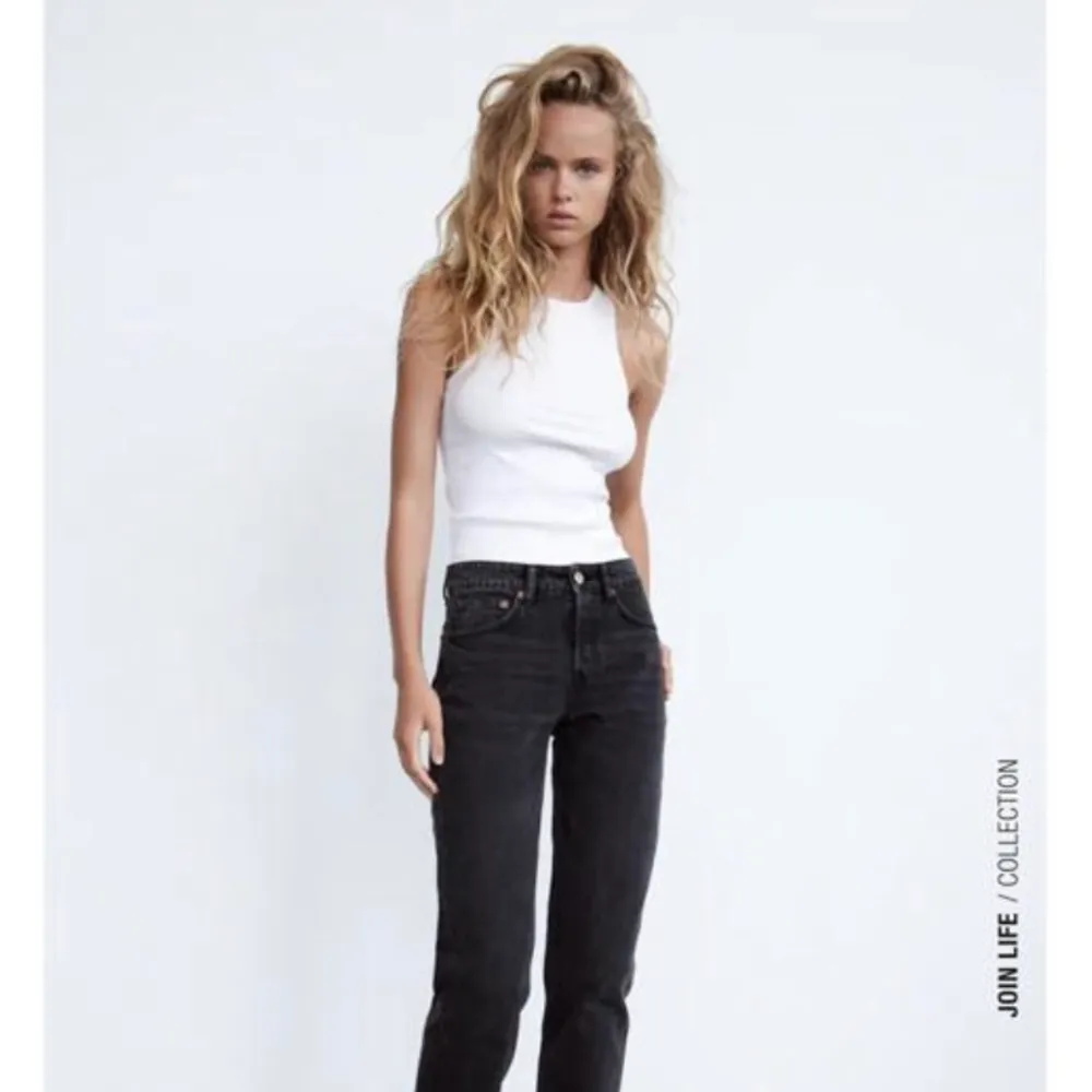 Jag säljer dessa svart-tvättade jeans från Zara i storlek 32. Rak passform, mid rise. Använda men i bra skick.. Jeans & Byxor.