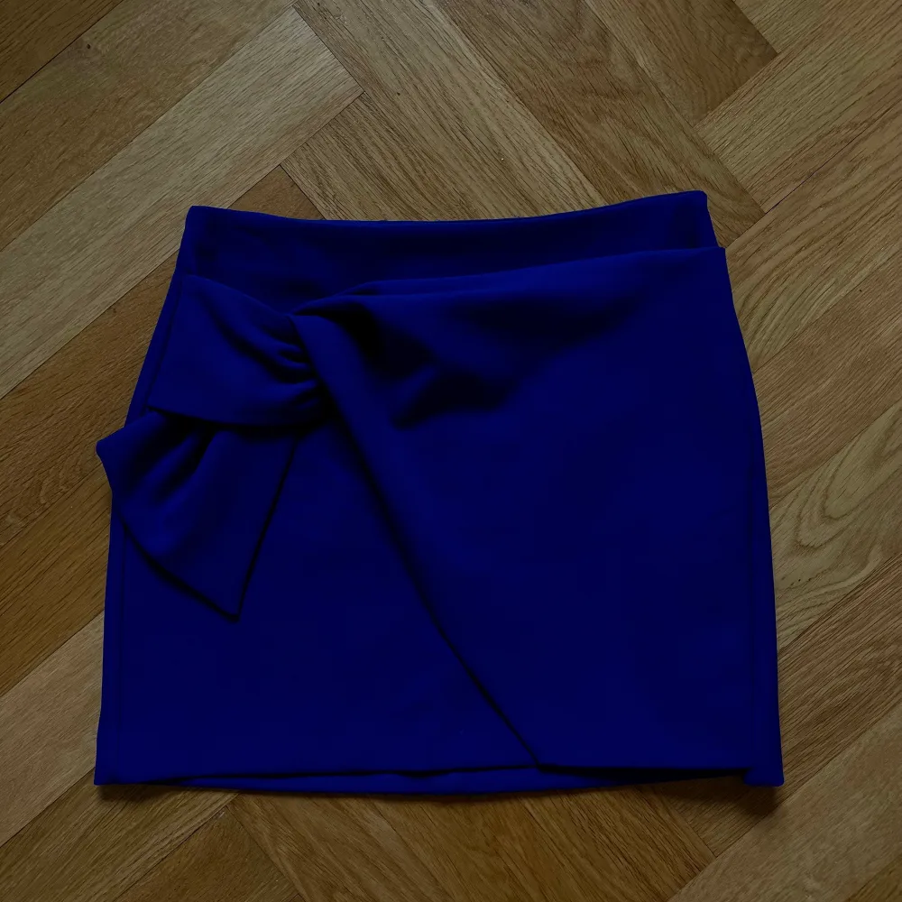 Snygg kort kjol, perfekt för fest. Lite tjockare material, så håller allt på plats och åker inte upp. Snygg mörkblå färg. . Kjolar.