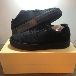 Axel Arigato skor - Helt nya Axel Arigato Svarta Mocka Platform Suede Skor använda endast EN gång.   Box och Casing bag även NK påse medföljer (bara vid upphämtning eller om vi möts upp)   Kvitto finns   Finns att hämta i Länna 