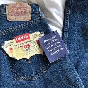 Levisjeans - Levisjeans i modellen 505 i nyskick, säljer för att de ej kommit till användning. Jag på bilden är 175 och de passar väldigt bra i längden. Hör av dig om du har några funderingar eller frågor!