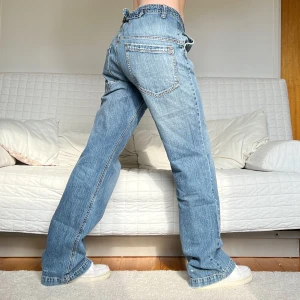 Baggy Jeans - Säljer dessa jeans i storlek W33L34, 86cm midja och 84cm innerbenslängd💕passar mig som är storlek 38 och 172cm lång väldigt bra❤️