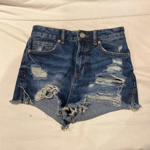 Jeans shorts 🩳  - Fina shorts för bra pris, man kan ha dom lågmidjade eller medelmidjade ❤️ storleken passar både xss, xs och s.