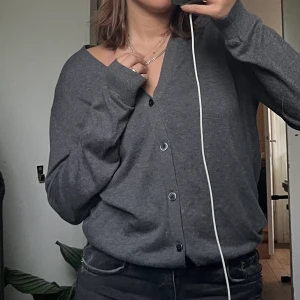 Cardigan - Grå finstickad kofta från Uniqlo. Liten i storleken skulle jag säga
