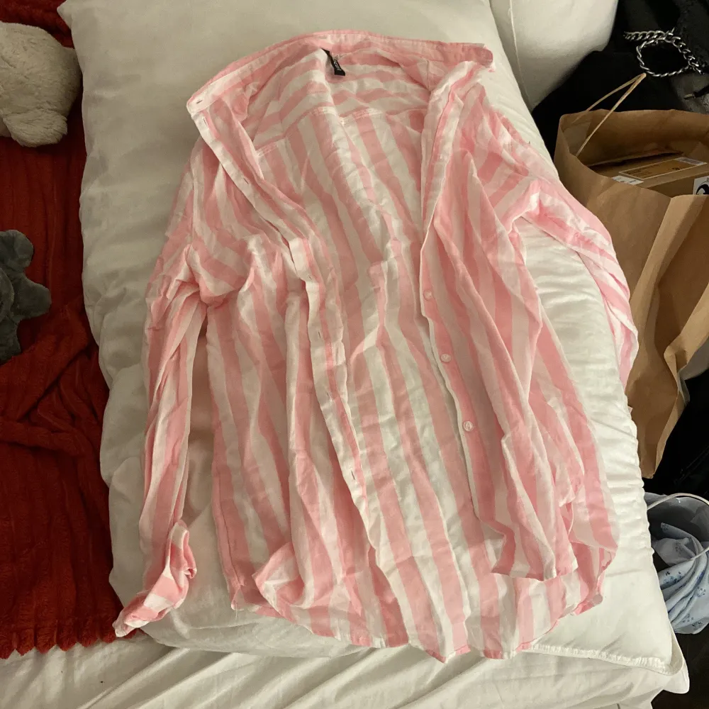 Rosa randig skjorta från H&M jättefint skick har ej använt den eftersom att den var för liten!💗. Skjortor.