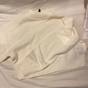 Stickad tröja off-white  - En jätte fin stickad tröja från HM, nypris 250kr❤️ använt den 2 gånger ksk 